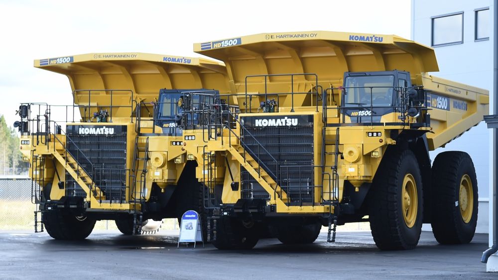 Assembly and multimodal transport of 9 huge dumptrucks - Van der Vlist